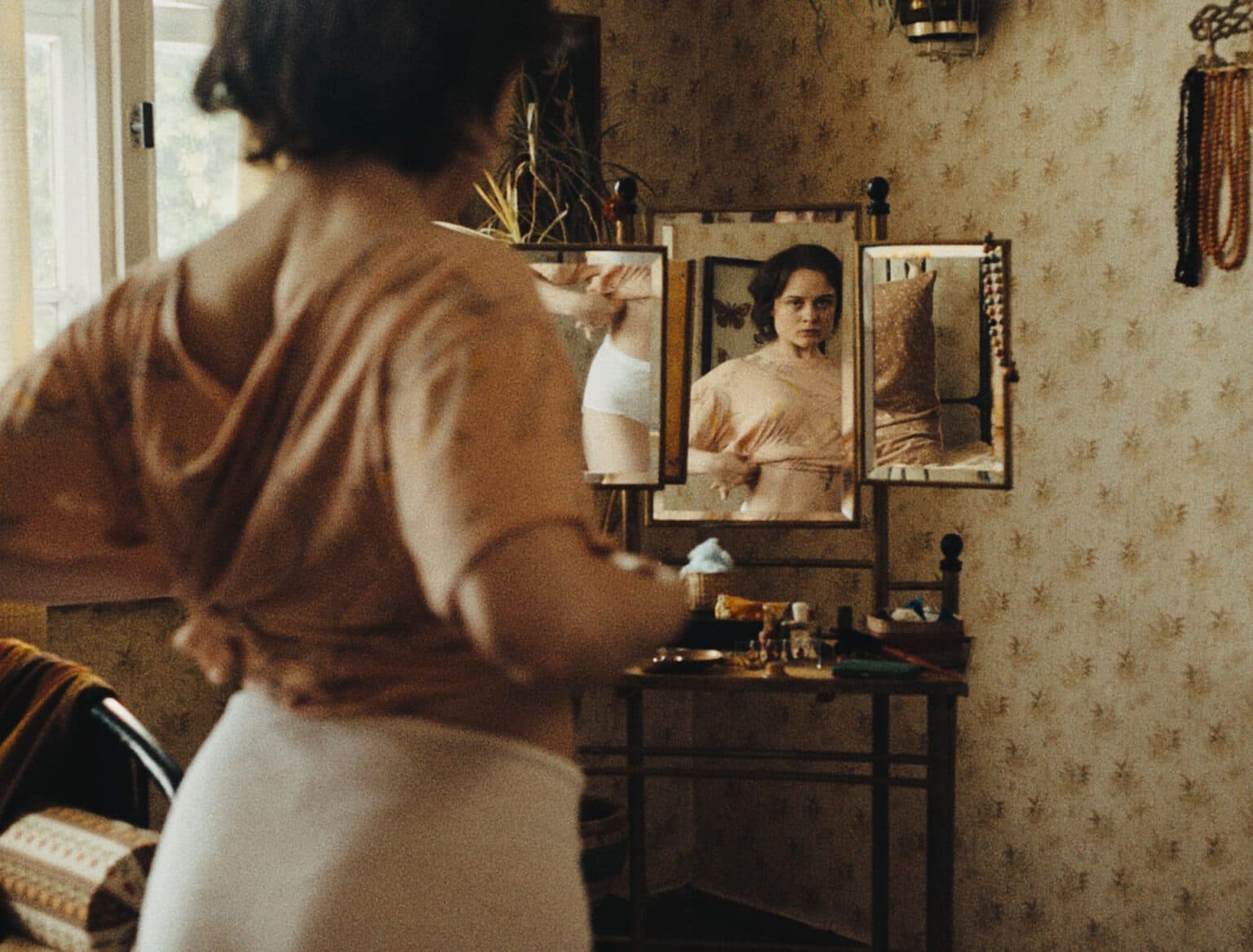 Filmstill IN DIE SONNE SCHAUEN – Regie Mascha Schilinski